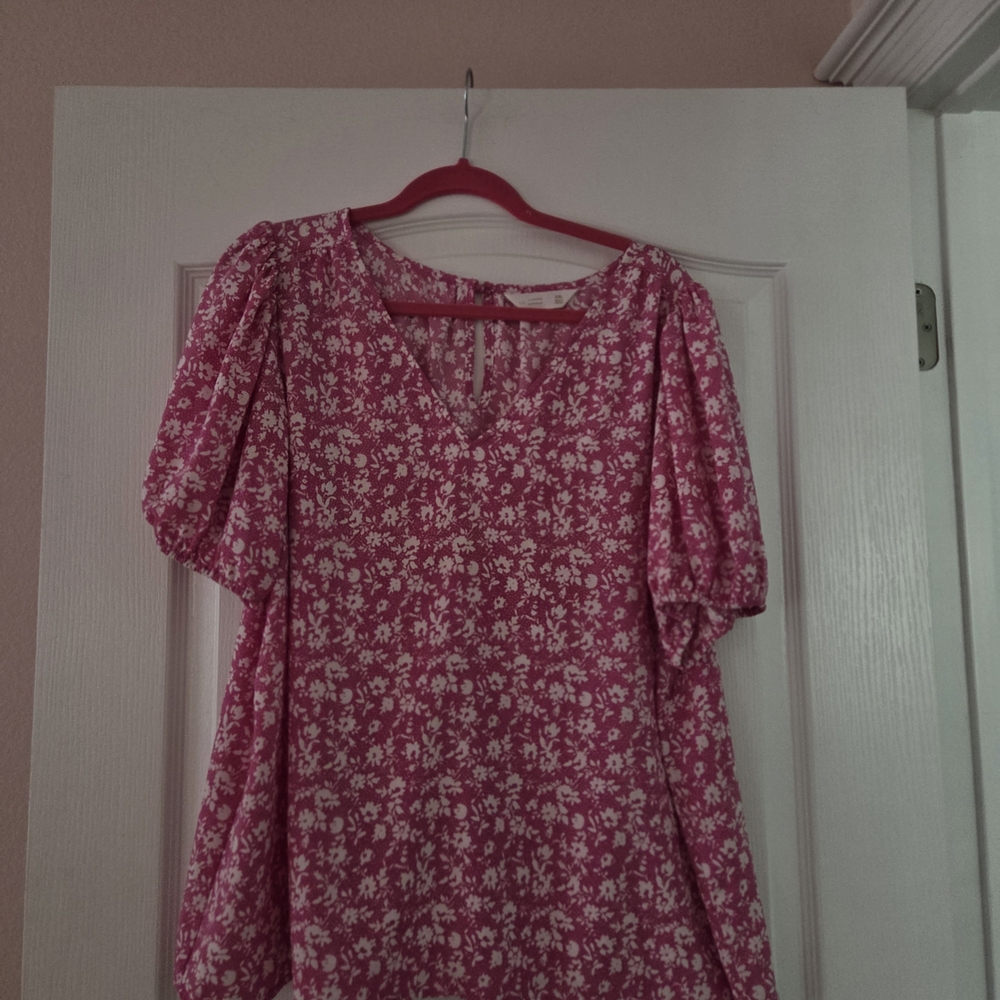 LC Lauren Conrad Pink Floral V-Neck Puff Sleeve Blouse